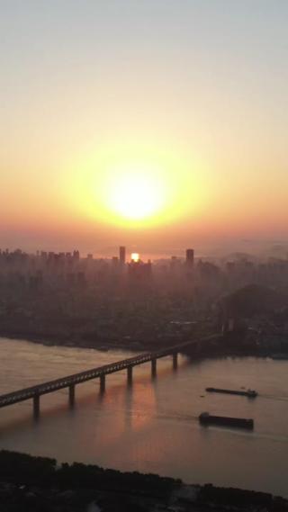 湖北武汉城市清晨日出迷雾竖屏航拍