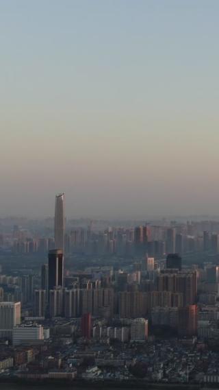 湖北武汉城市清晨日出迷雾竖屏航拍