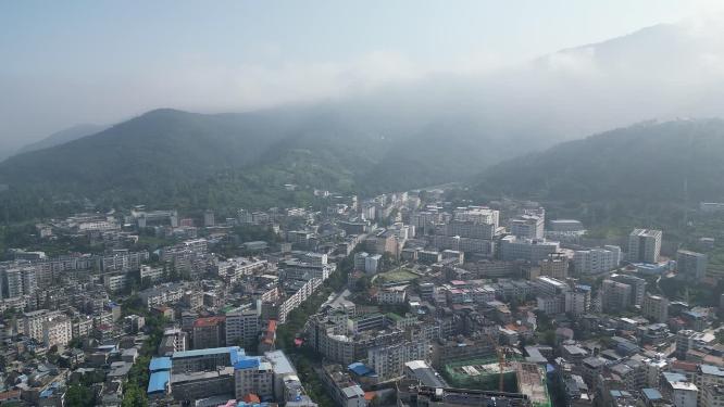 航拍城市清晨山间云雾缭绕