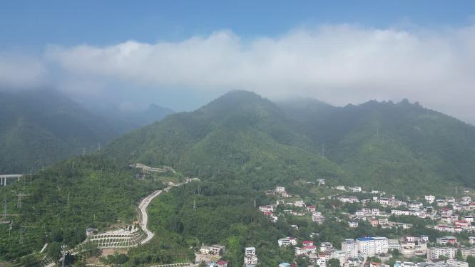 航拍城市清晨山间云雾缭绕