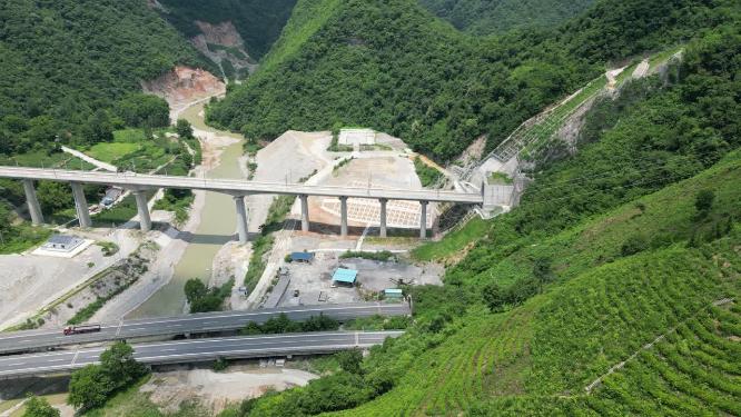 航拍大山高速公路交通
