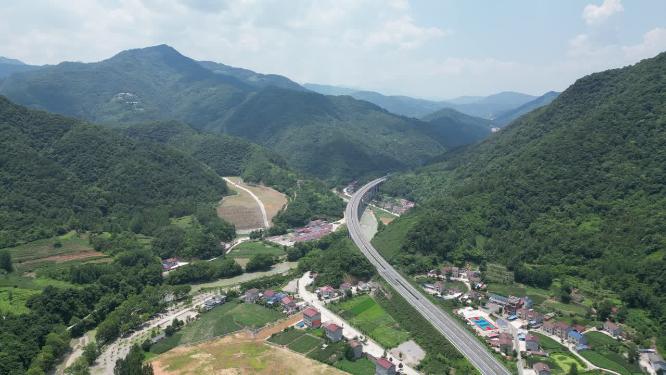 航拍大山高速公路交通