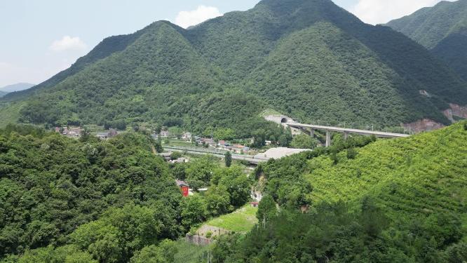 航拍大山高速公路交通