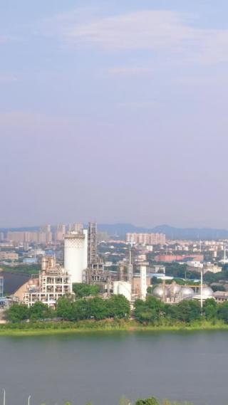 城市工业生产工厂竖屏航拍
