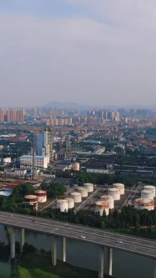 城市工业生产工厂竖屏航拍