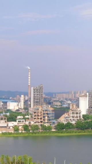城市工业生产工厂竖屏航拍
