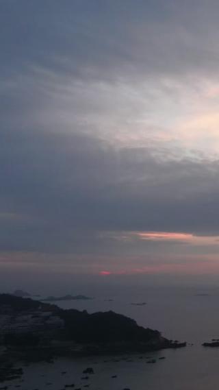大海海上日出彩霞竖屏航拍