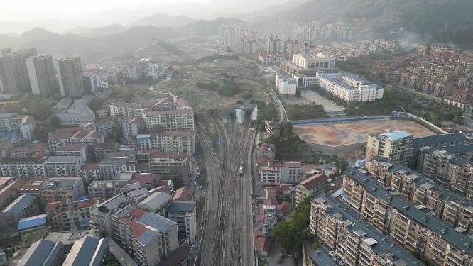 火车穿山隧道航拍