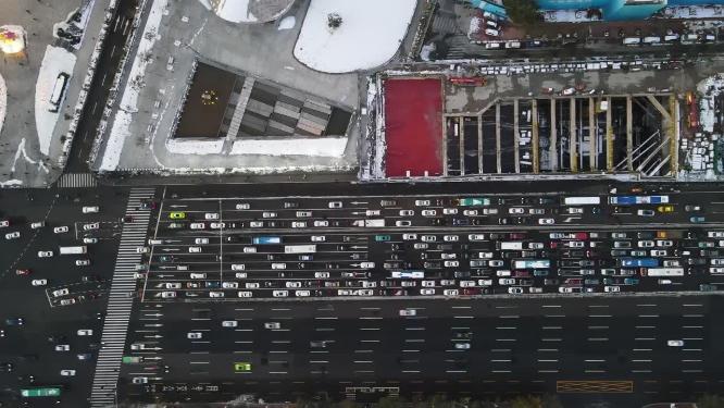 俯拍城市大道交通车辆行驶