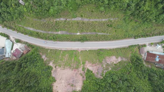 俯拍山谷公路道路交通