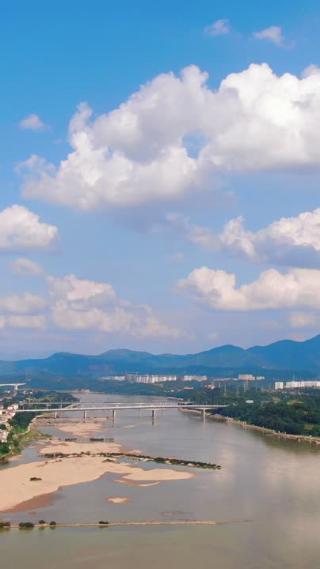 城市蓝天白云风光竖屏航拍