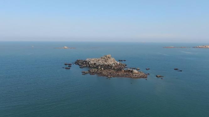 蓝色海洋岛屿礁石航拍