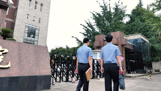 检察官公诉人走进法院