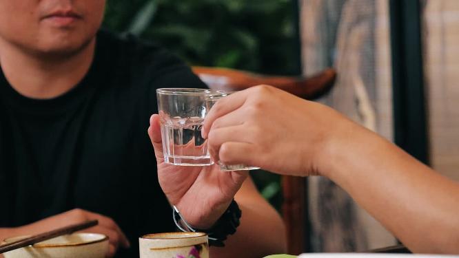每秒300帧高速摄影喝酒碰杯
