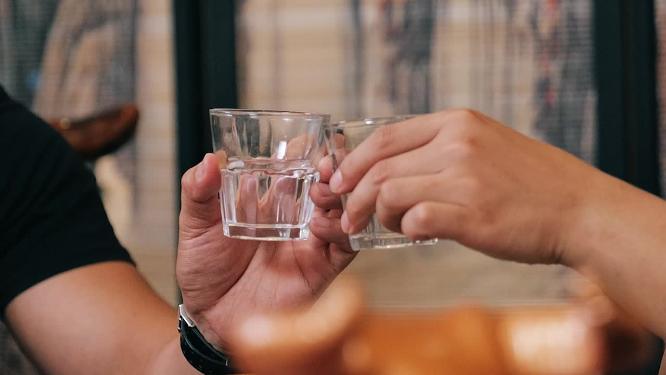 每秒300帧高速摄影喝酒碰杯