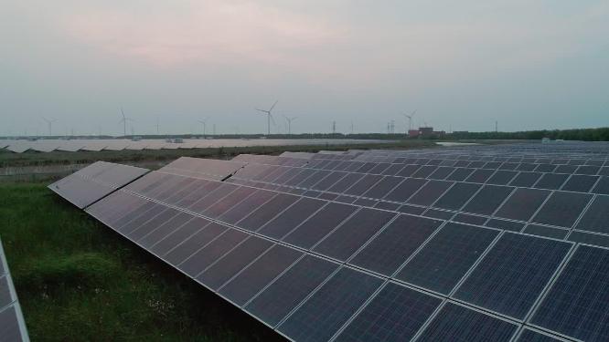 4K航拍，新能源太阳能发电站，光伏发电场