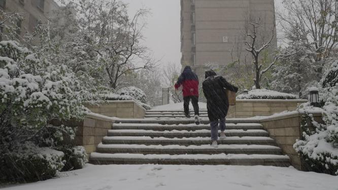  城市冬天小区雪中的唯美镜头
