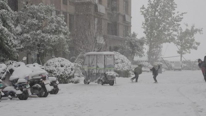  城市冬天小区雪中的唯美镜头