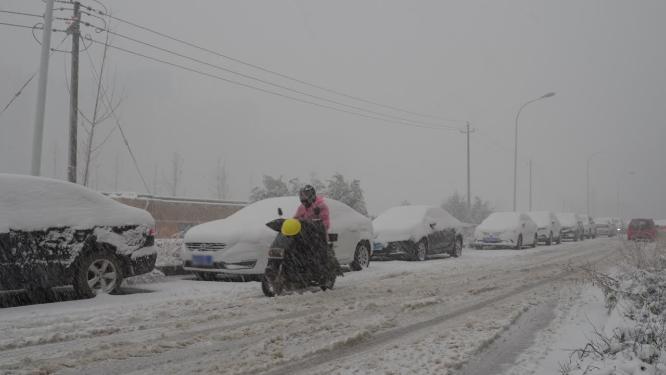 驾驶车辆从前窗4k实时拍摄城市街道雪景 