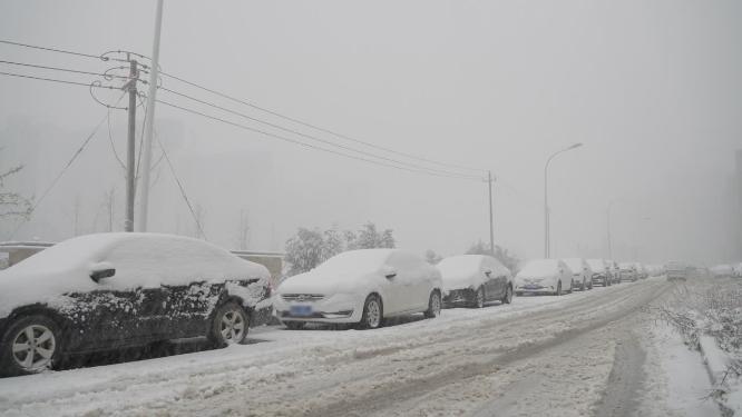 驾驶车辆从前窗4k实时拍摄城市街道雪景