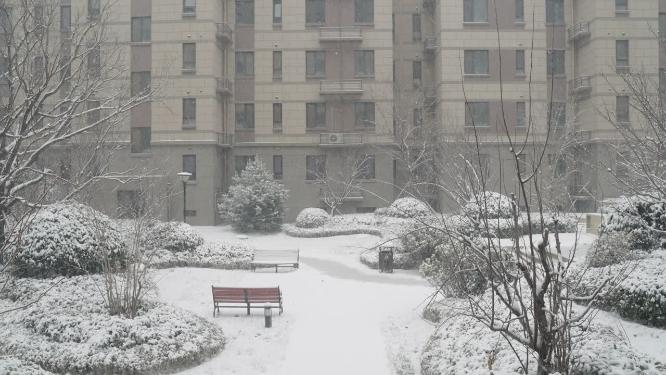 4k拍摄下雪，城市冬天小区雪中的唯美镜头