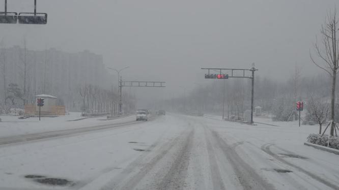 4k实时拍摄，驾驶车辆从前窗看城市街道雪景。