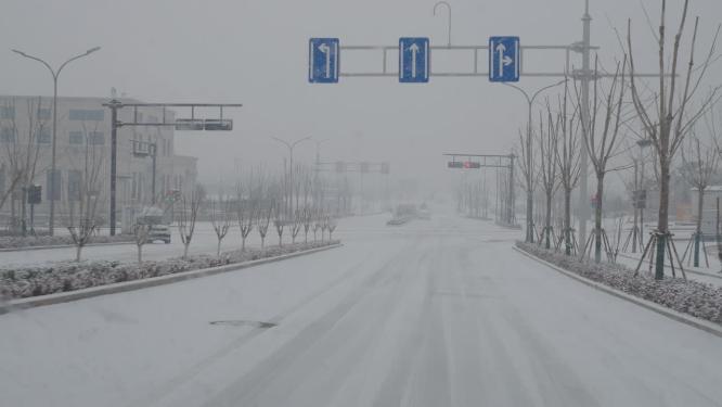 4k实时拍摄，驾驶车辆从前窗看城市街道雪景 