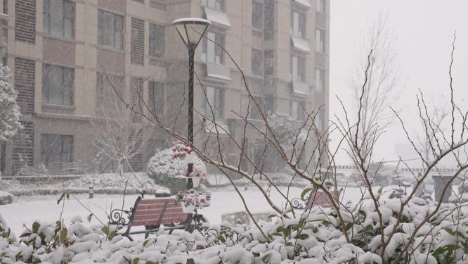4k拍摄下雪，城市冬天小区雪中的唯美镜头