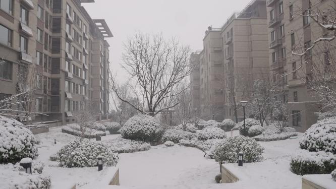 4k拍摄下雪，城市冬天小区雪中的唯美镜头