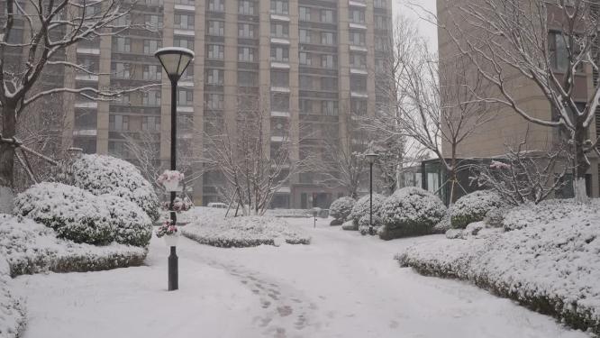 4k拍摄下雪，城市冬天小区雪中的唯美镜头