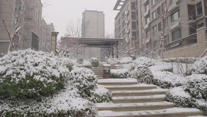4k拍摄下雪，城市冬天小区雪中的唯美镜头