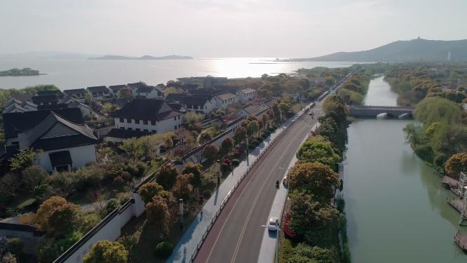 4k航拍太湖。湖边湿地，沿太湖大道及湖边别墅、酒店及公共建筑。远眺渔洋山和西山岛