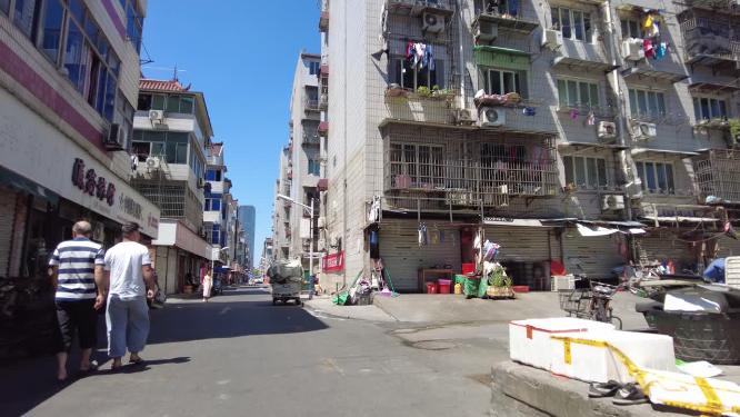 90年代破旧街道巷子人流