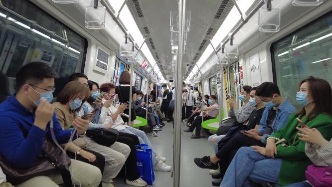坐地铁玩手机