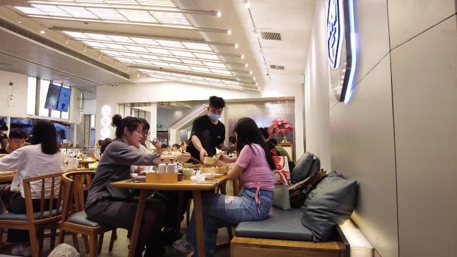 早餐店顾客用餐