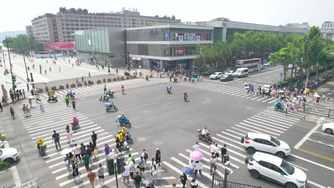 杭州西湖龙翔桥十字路口行人过马路