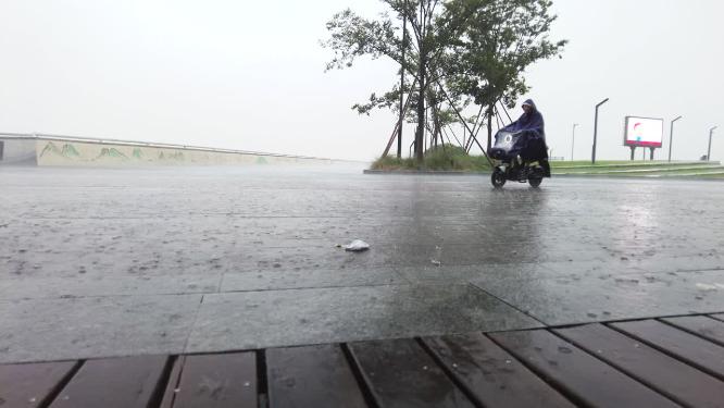 杭州钱塘江下暴雨实拍特写空镜头