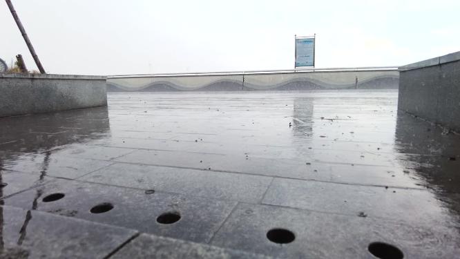 杭州钱塘江下暴雨特写空镜头