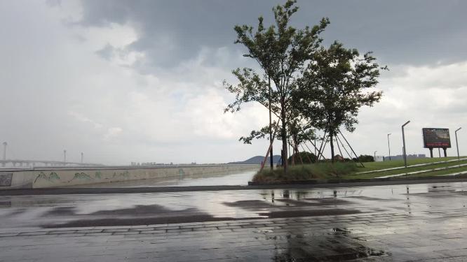 杭州钱塘江乌云密布下暴雨延时摄影