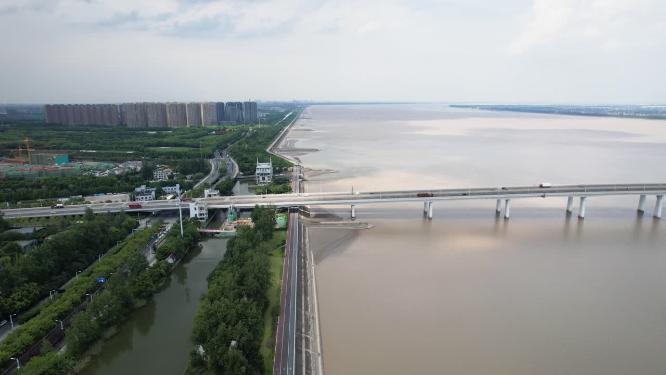 杭州钱塘江沿江边江东大桥车辆车流美景航拍