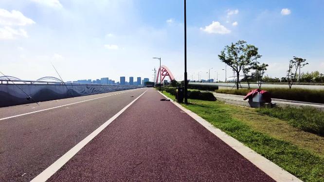 杭州钱塘江沿江边跑道蓝天白云运镜空镜头