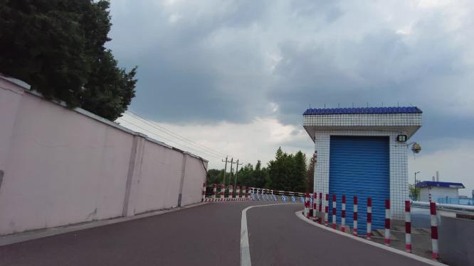 杭州钱塘江跑道蓝天白云运镜空镜头