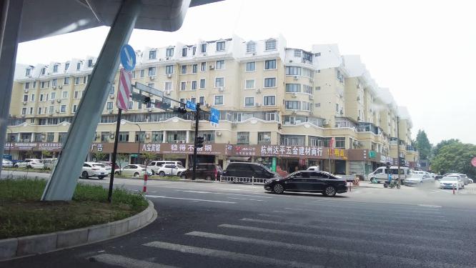 汽车窗外城市高楼风光