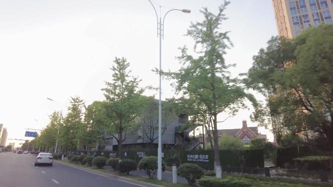 汽车窗外的风景城市黄昏时分