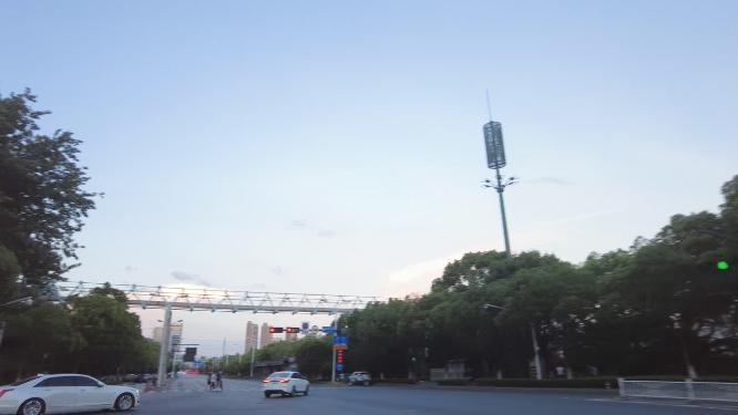 汽车窗外的风景黄昏开车第一视角