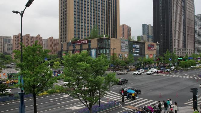 下沙高沙路口十字交叉路口物美车流人流延时摄影