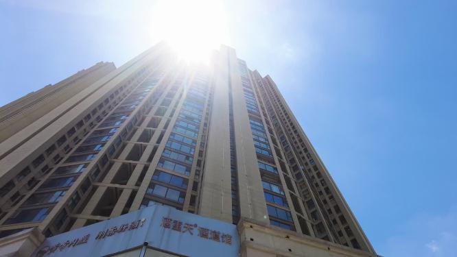 仰视城市的高楼大厦