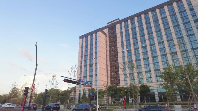 仰视城市的高楼大厦开车第一视角