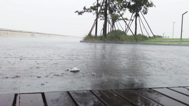 傍晚杭州钱塘江下暴雨特写空镜头