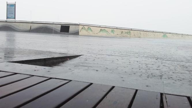 傍晚杭州钱塘江下暴雨空镜头